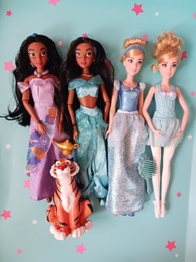 Lot of 2 Disney Store Aladdin Jasmine Dolls and 2 Cinderella Dolls